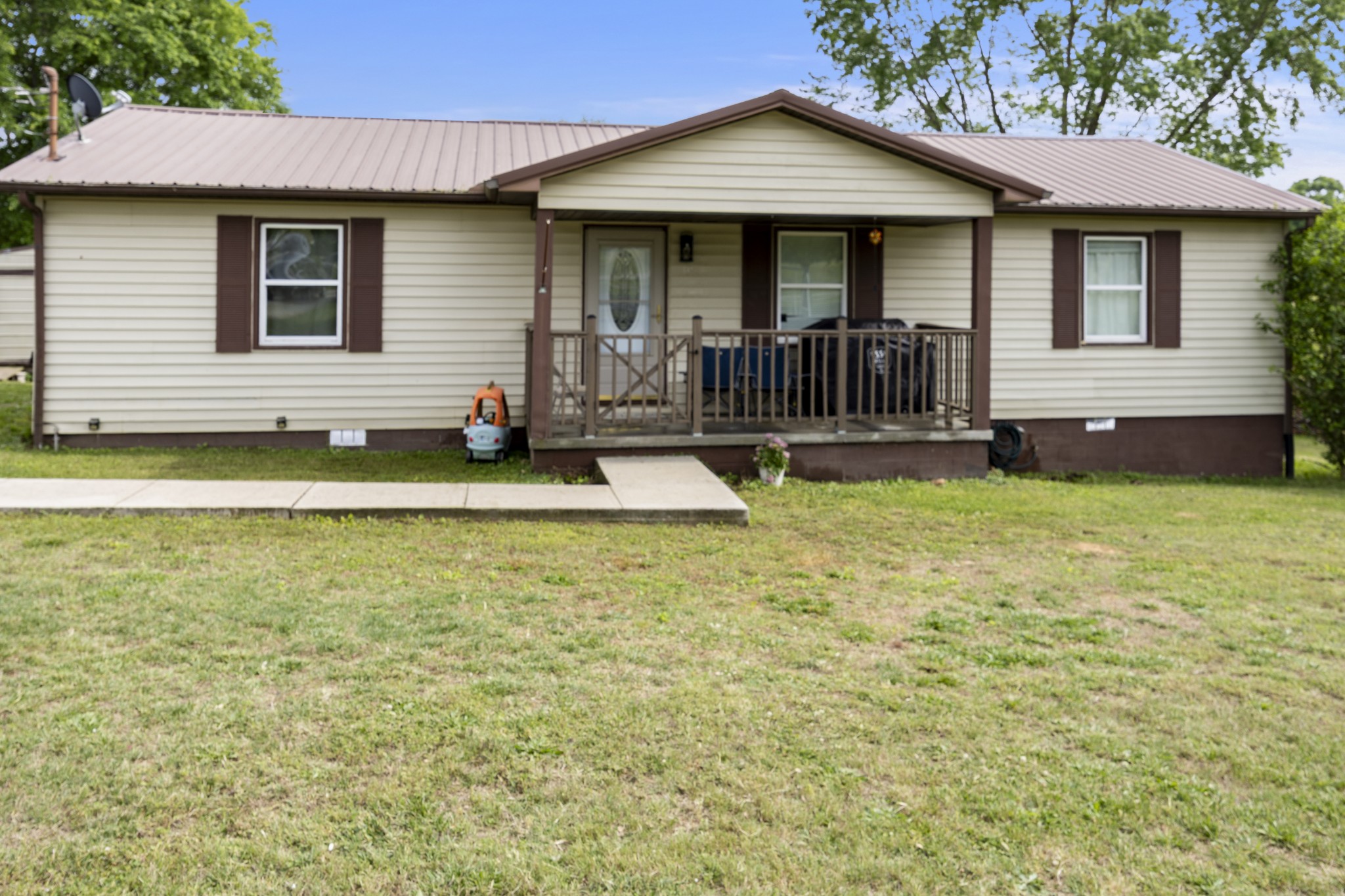 421 Shady Grove Road Flintville, TN 37335 - Photo 7 of 33 a view of a house with yard and sitting area