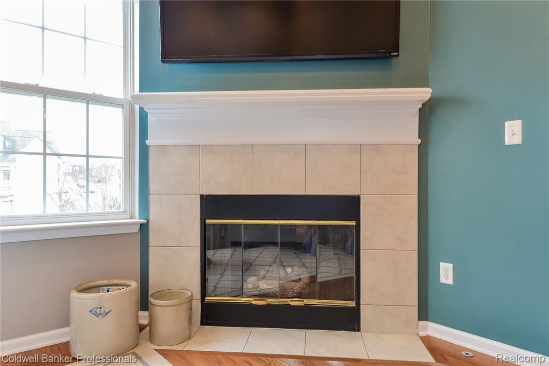 742 East Bluff Court Rochester, MI 48306 - Photo 6 of 60 005-photo-living-room-6655996.jpg