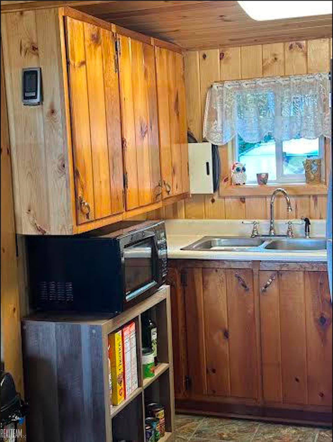 10403 North Whitefish Point Road Paradise, MI 49768 - Photo 6 of 18 50151260-46544879-410b-41b7-a63f-a20a0f1caeb8.JPG