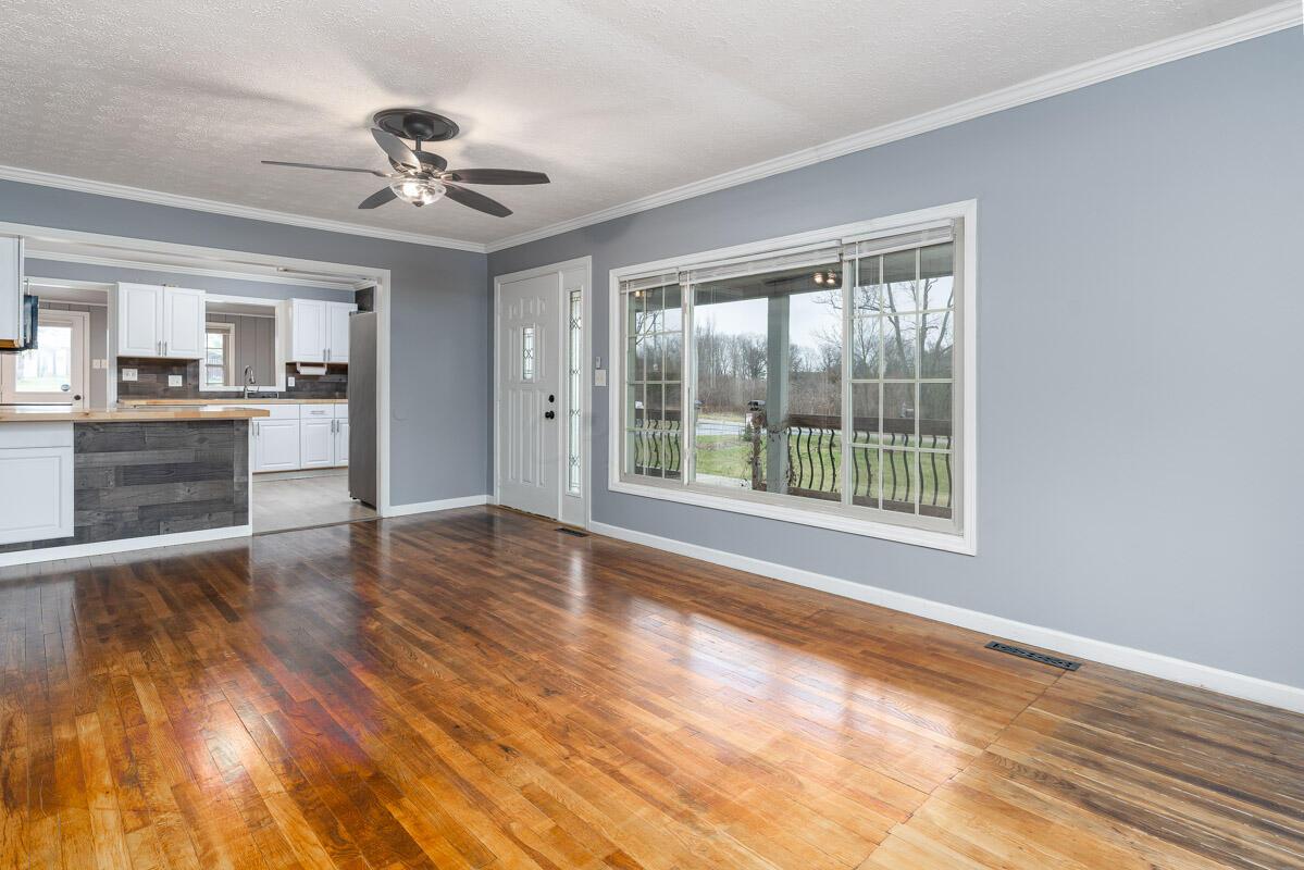 9050 Geirich Road Galloway, OH 43119 - Photo 11 of 28 Living Room