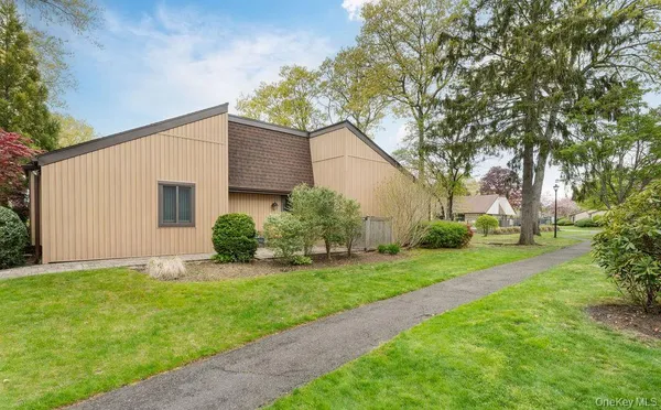 $499,999 | 84 Strathmore Gate Drive, Stony Brook, NY 11790
