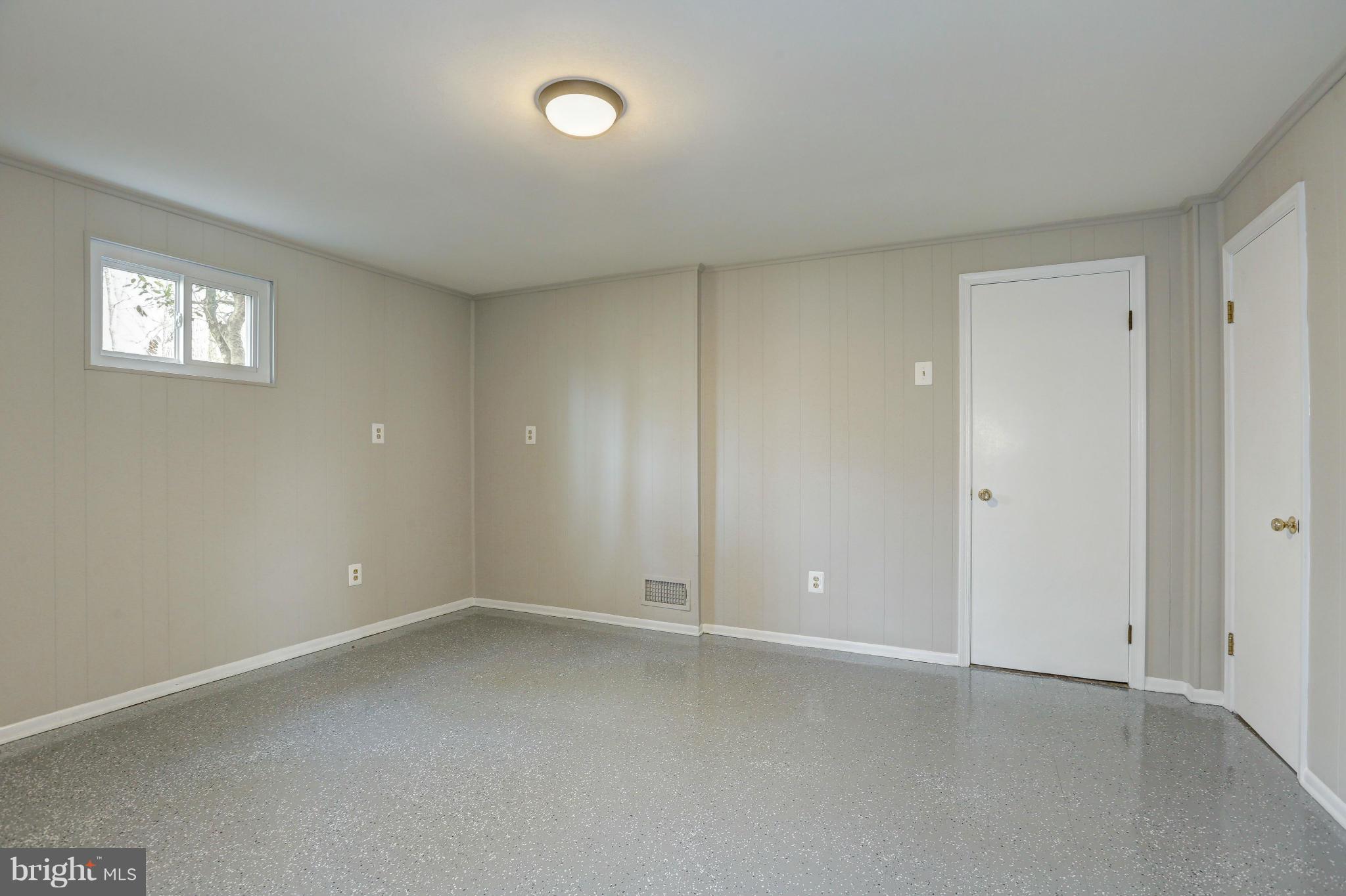 13116 Brandon Way Road Gaithersburg, MD 20878 - Photo 22 of 30 an empty room with a window
