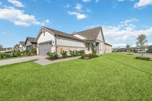 a view of a house with backyard