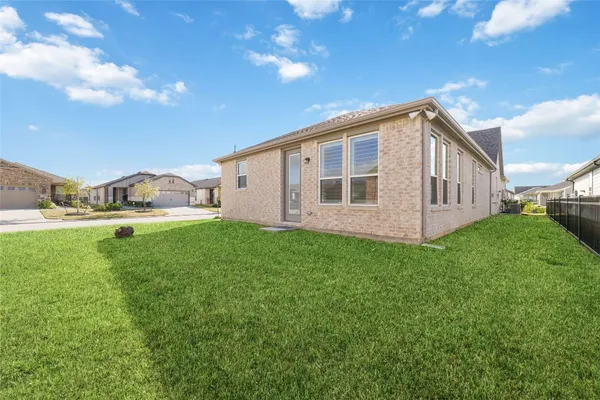 a view of a house with backyard and garden