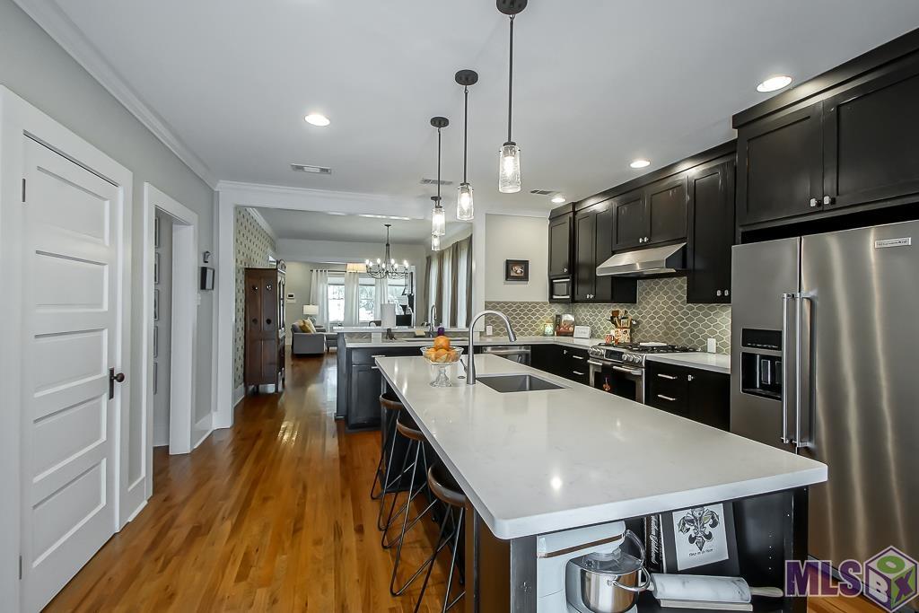 2048 Myrtle Avenue Baton Rouge, LA 70806 - Photo 11 of 30 Dual Sinks - bar sink in the island