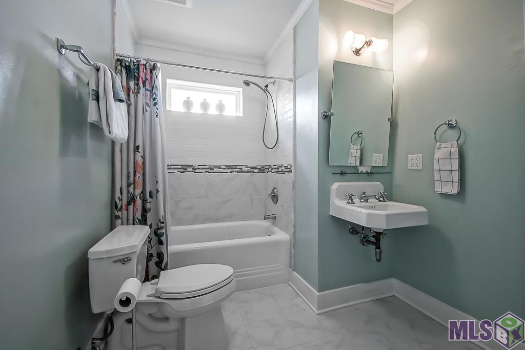 2048 Myrtle Avenue Baton Rouge, LA 70806 - Photo 20 of 30 2nd Floor Guest Bathroom