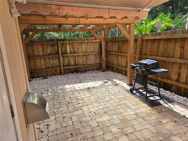 a view of a backyard