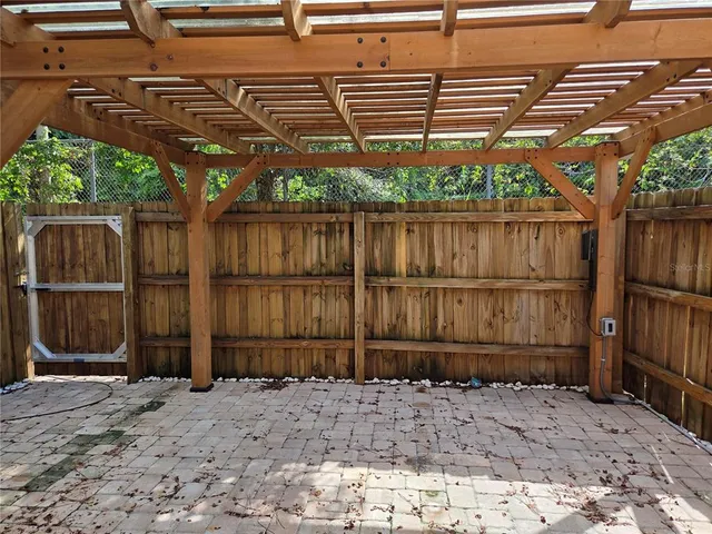 a view of a backyard