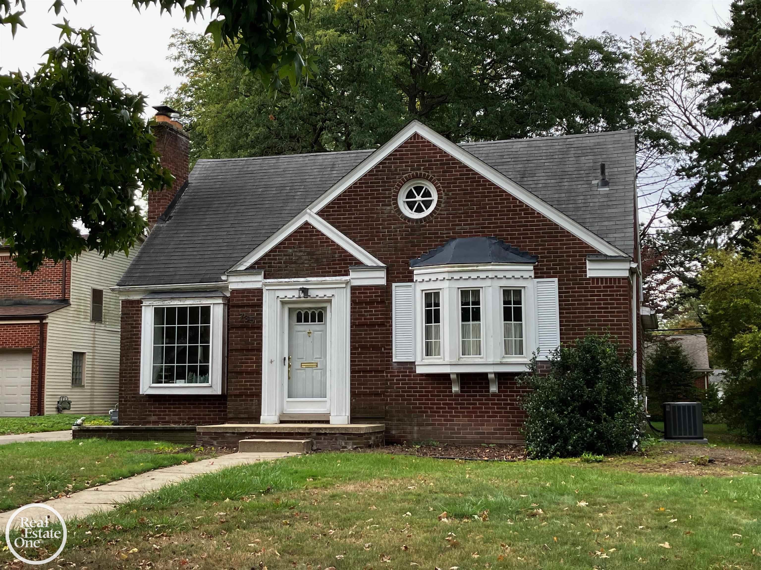 735 Hampton Road Grosse Pointe, MI 48236 - Photo 2 of 27 50160634-5d46d92e-c419-449d-8dff-64bf6c070cd4.JPG