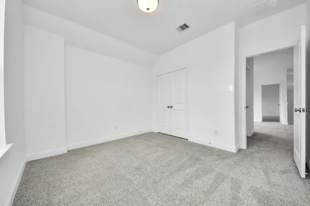 a view of a house with backyard and garden