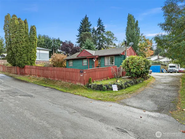 a view of a house with a yard