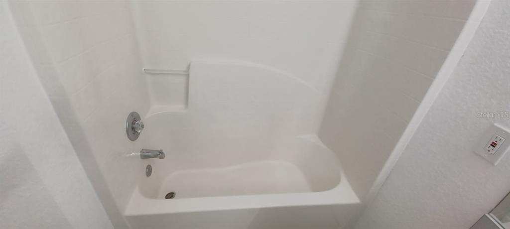 8799 Southwest 66th Avenue Ocala, FL 34476 - Photo 15 of 28 a close view of a bathtub in bathroom