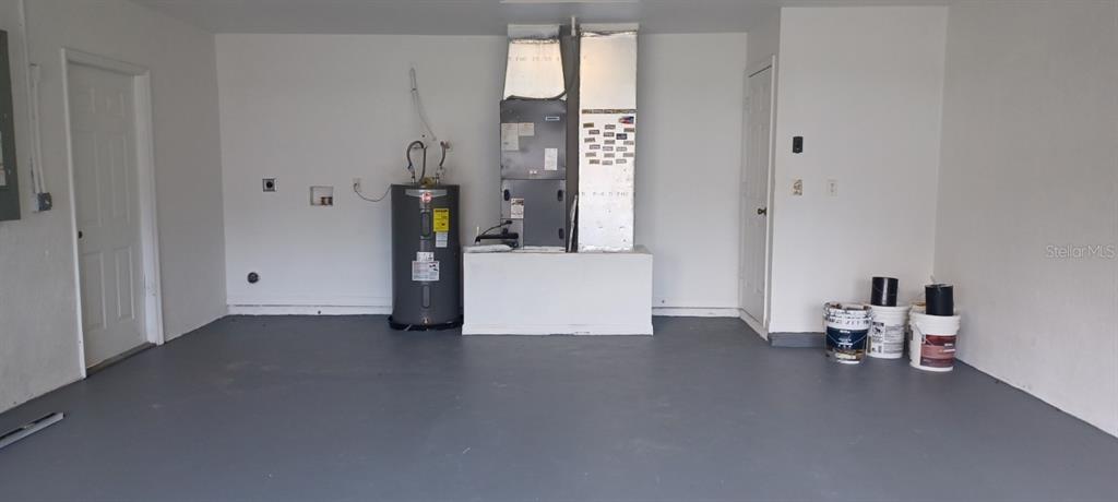 8799 Southwest 66th Avenue Ocala, FL 34476 - Photo 28 of 28 a view of an empty room with a window