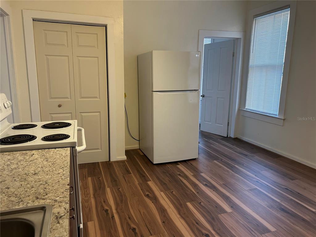161 West 2nd Avenue Pierson, FL 32180 - Photo 4 of 31 a utility room with washer and dryer