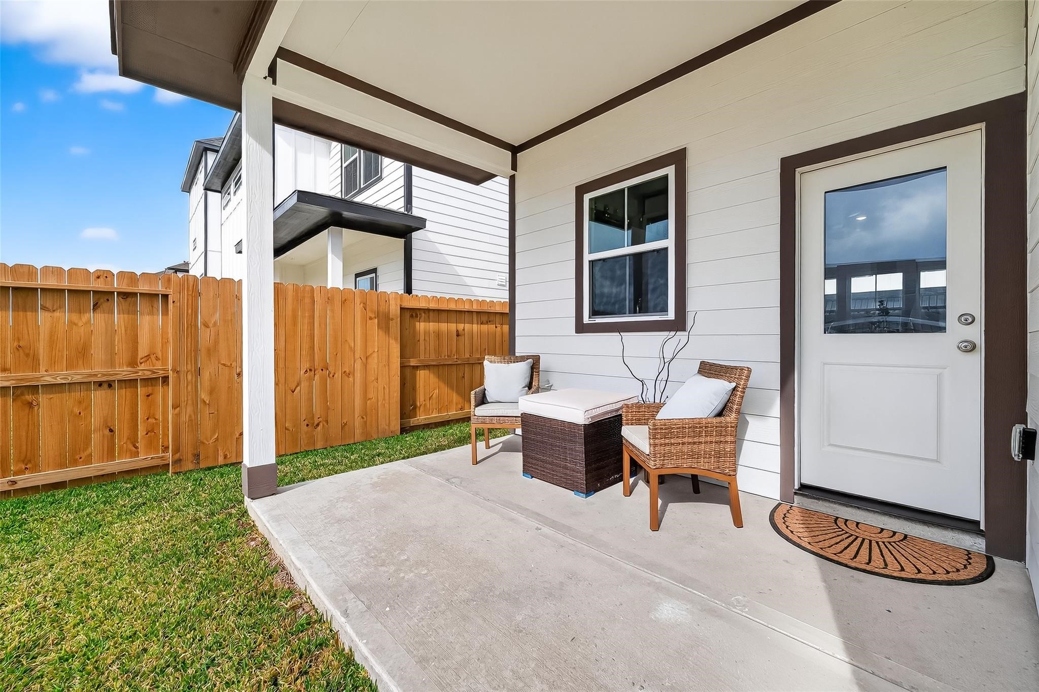 6702 Metro Boulevard, Unit 2 Houston, TX 77083 - Photo 34 of 39 a balcony with table and chairs
