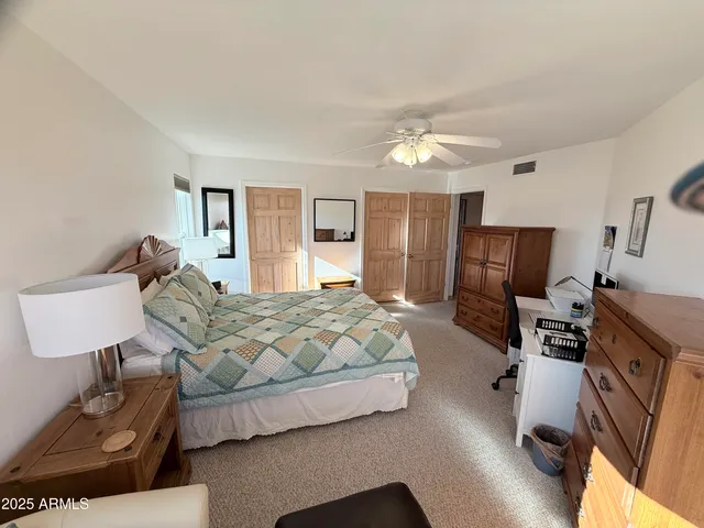 a en suite bathroom with a double vanity sink and mirror