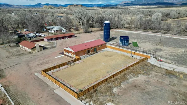 a view of a dry yard