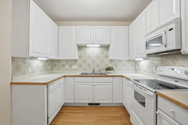 $299,900 | 20452 Cypress Drive, Farmington, MN 55024