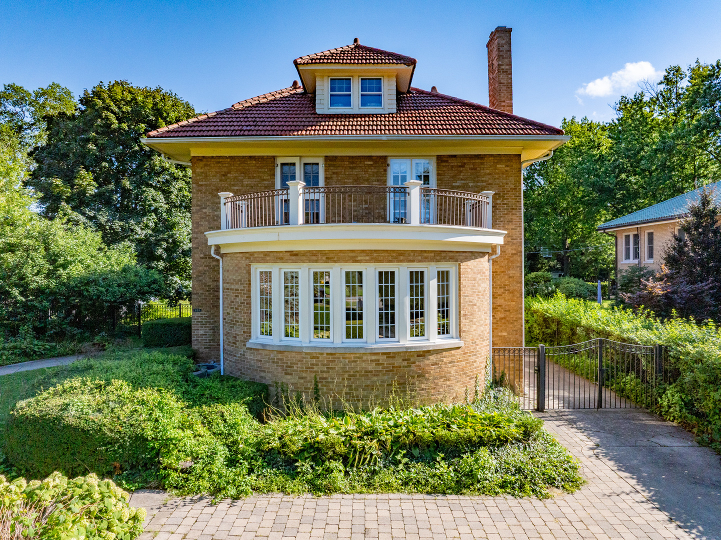 693 Sheridan Road Wilmette, IL 60091 - Photo 2 of 45 a front view of a house with a yard
