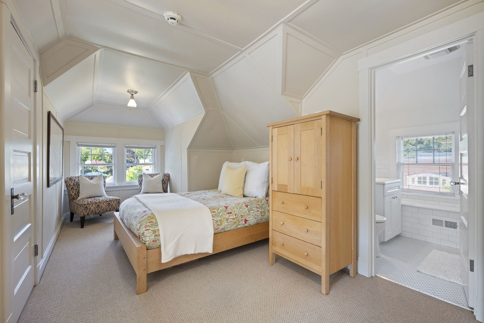 693 Sheridan Road Wilmette, IL 60091 - Photo 27 of 45 a spacious bedroom with a bed and a window