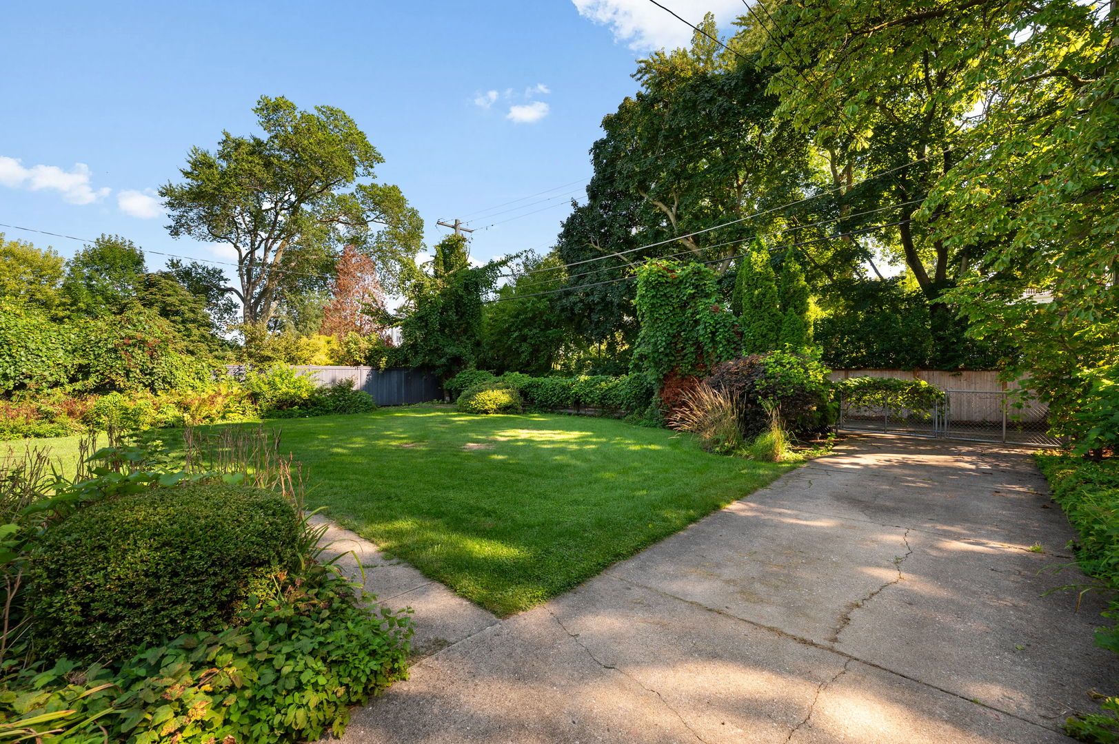 693 Sheridan Road Wilmette, IL 60091 - Photo 37 of 45 a view of a park with large trees