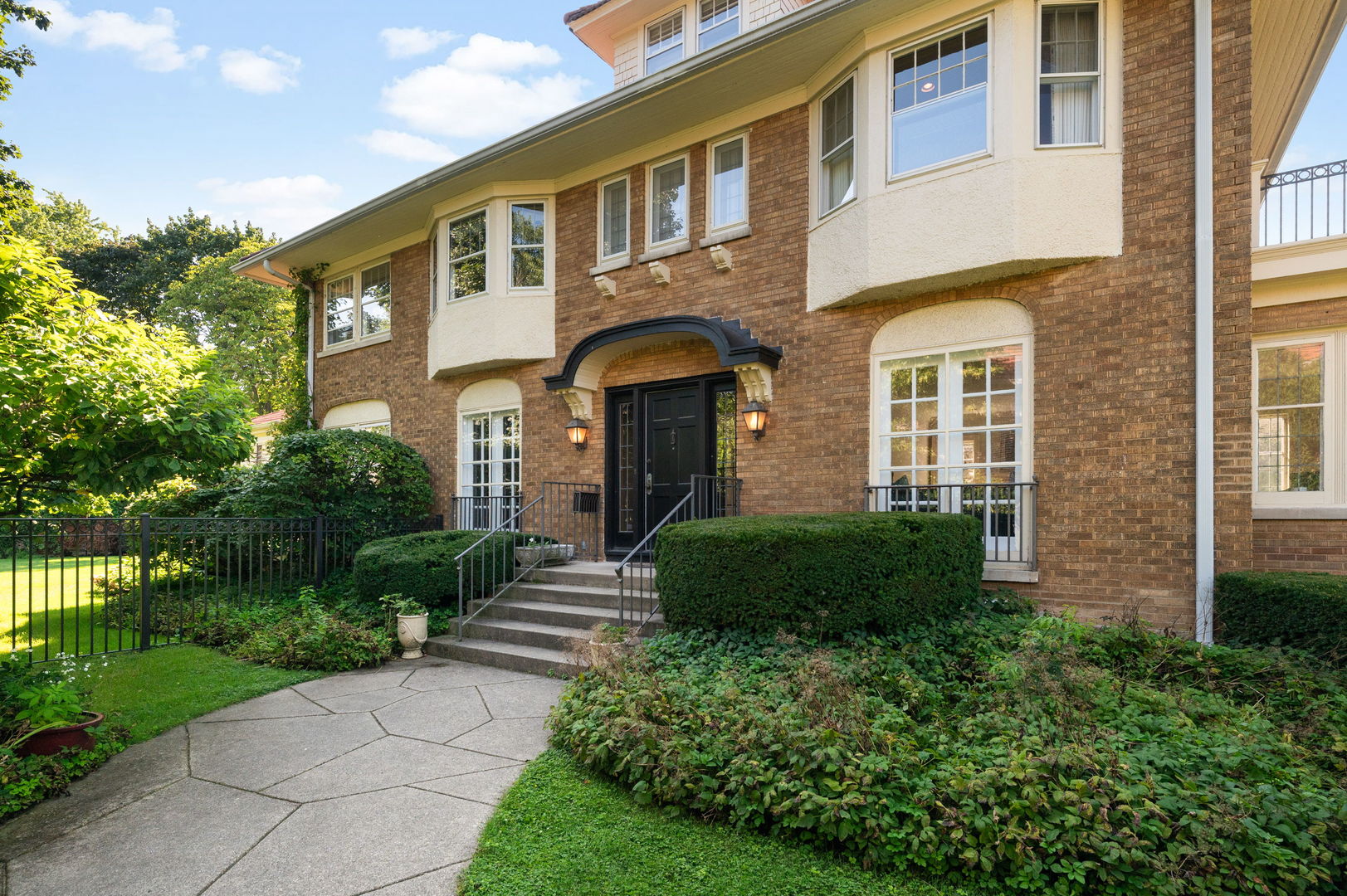 693 Sheridan Road Wilmette, IL 60091 - Photo 5 of 45 a front view of a house with garden