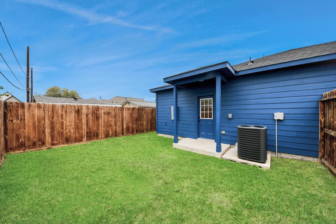 5211 Amy Street, Unit B Houston, TX 77028 - Photo 16 of 17 a backyard of a house with lots of green space