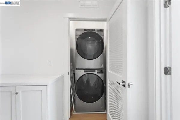 a close up view of a washer and dryer