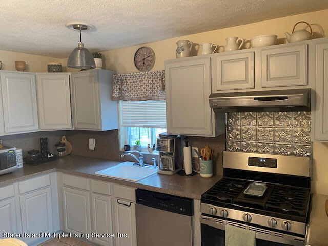 347 Willowbrook Road Staten Island, NY 10314 - Photo 4 of 31 Kitchen