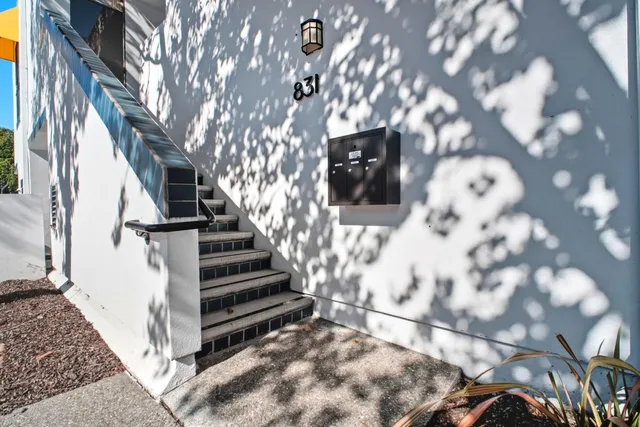 a view of entryway with a yard