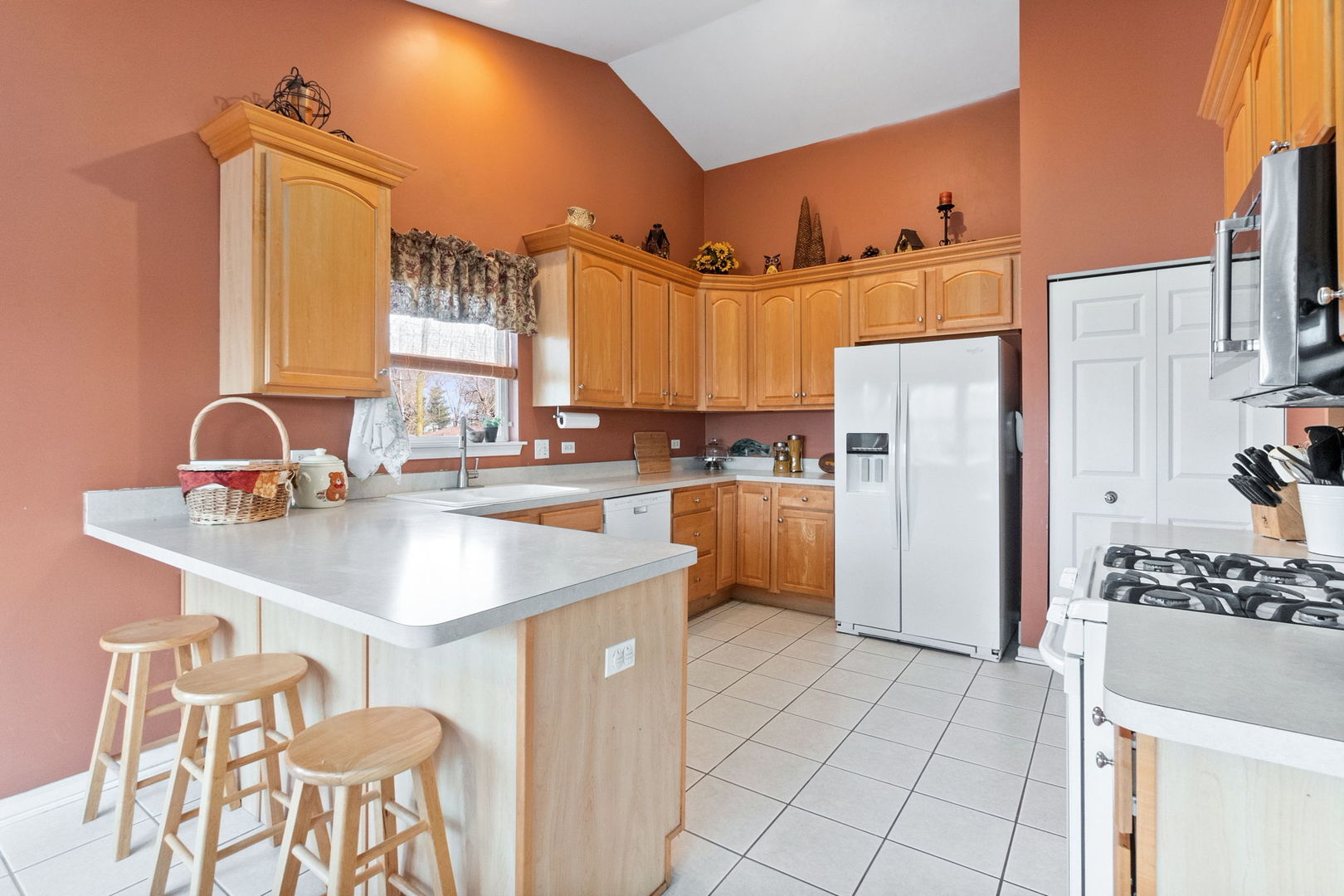 388 Ridge Road North Aurora, IL 60542 - Photo 4 of 15 a kitchen with refrigerator and cabinets