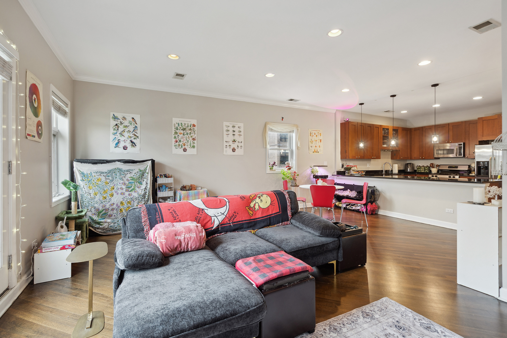 531 North Racine Avenue, Unit 3 Chicago, IL 60642 - Photo 5 of 22 a living room with furniture and kitchen view