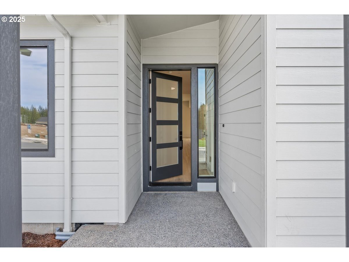 16705 Northeast 38th Avenue Vancouver, WA 98686 - Photo 3 of 45 a view of an entryway