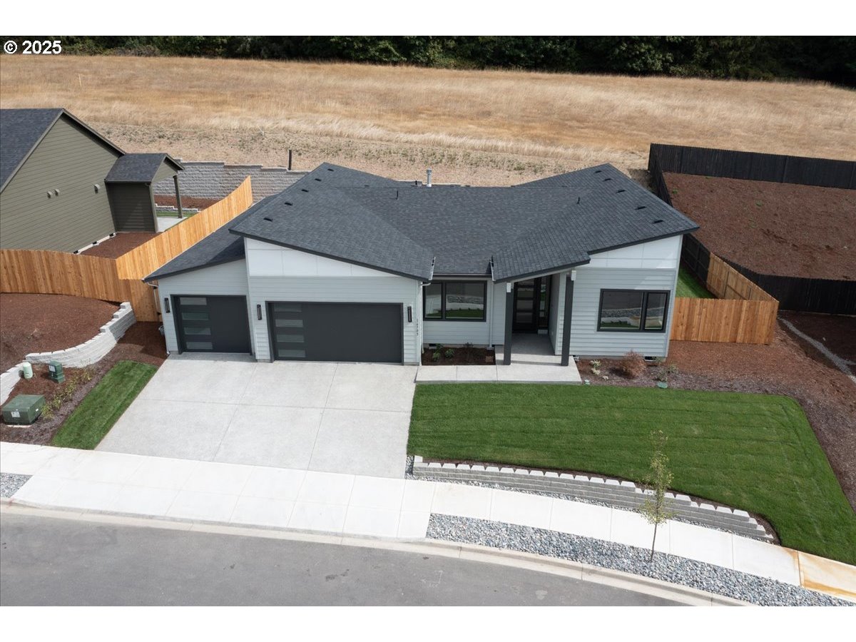 16705 Northeast 38th Avenue Vancouver, WA 98686 - Photo 40 of 45 a house view with a garden space