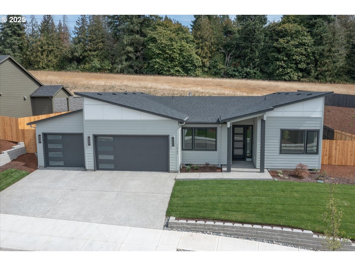 16705 Northeast 38th Avenue Vancouver, WA 98686 - Photo 44 of 45 a front view of house with yard and green space