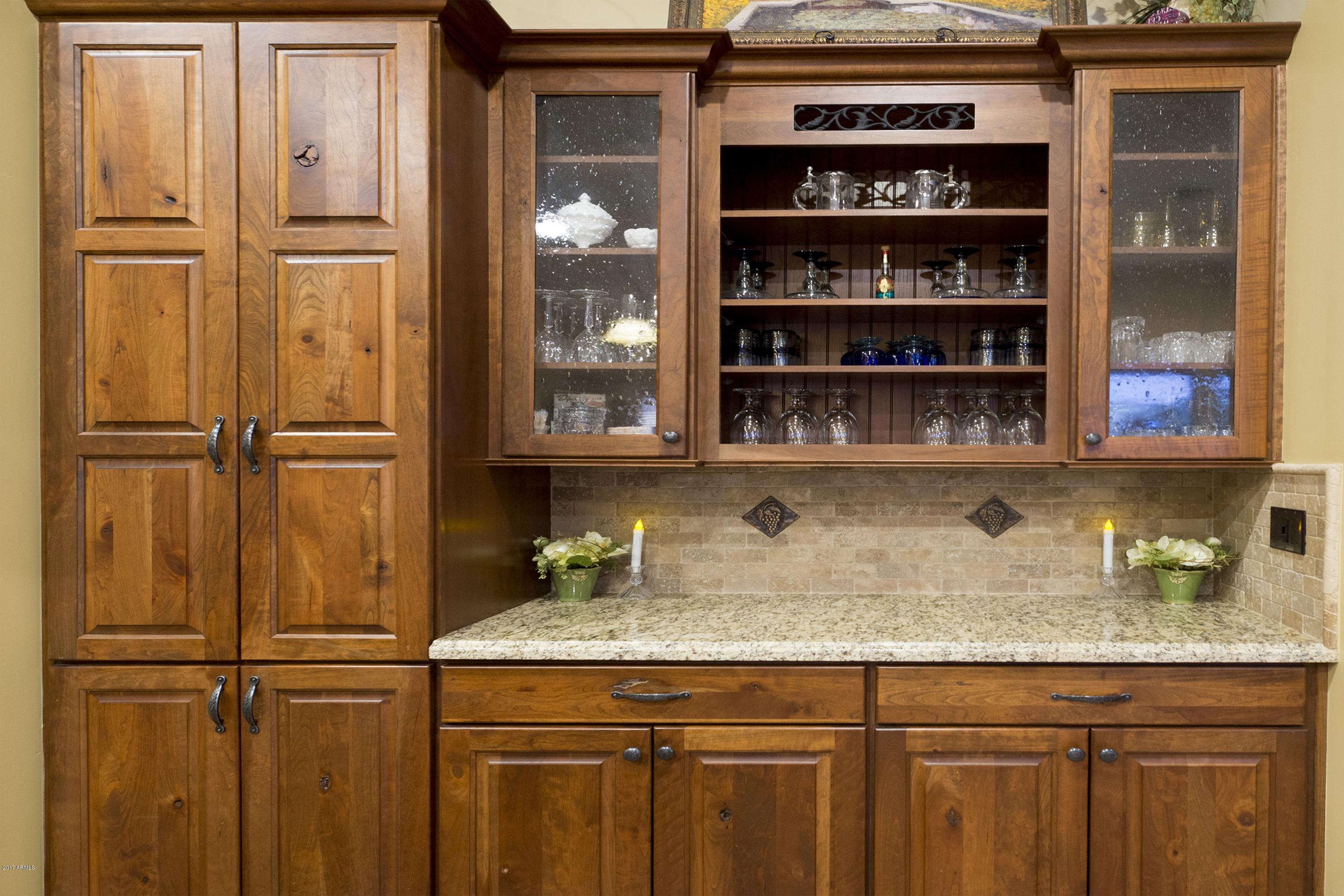 3204 West Cloud Road Phoenix, AZ 85086 - Photo 19 of 37 020_Built-in Bar Area
