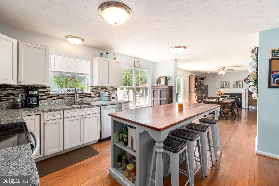 6 Wells Road Stafford, VA 22556 - Photo 13 of 36 Kitchen island with a mahogany top!