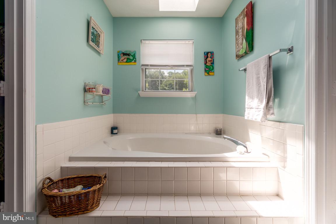 6 Wells Road Stafford, VA 22556 - Photo 18 of 36 Master bathroom with soaker tub!