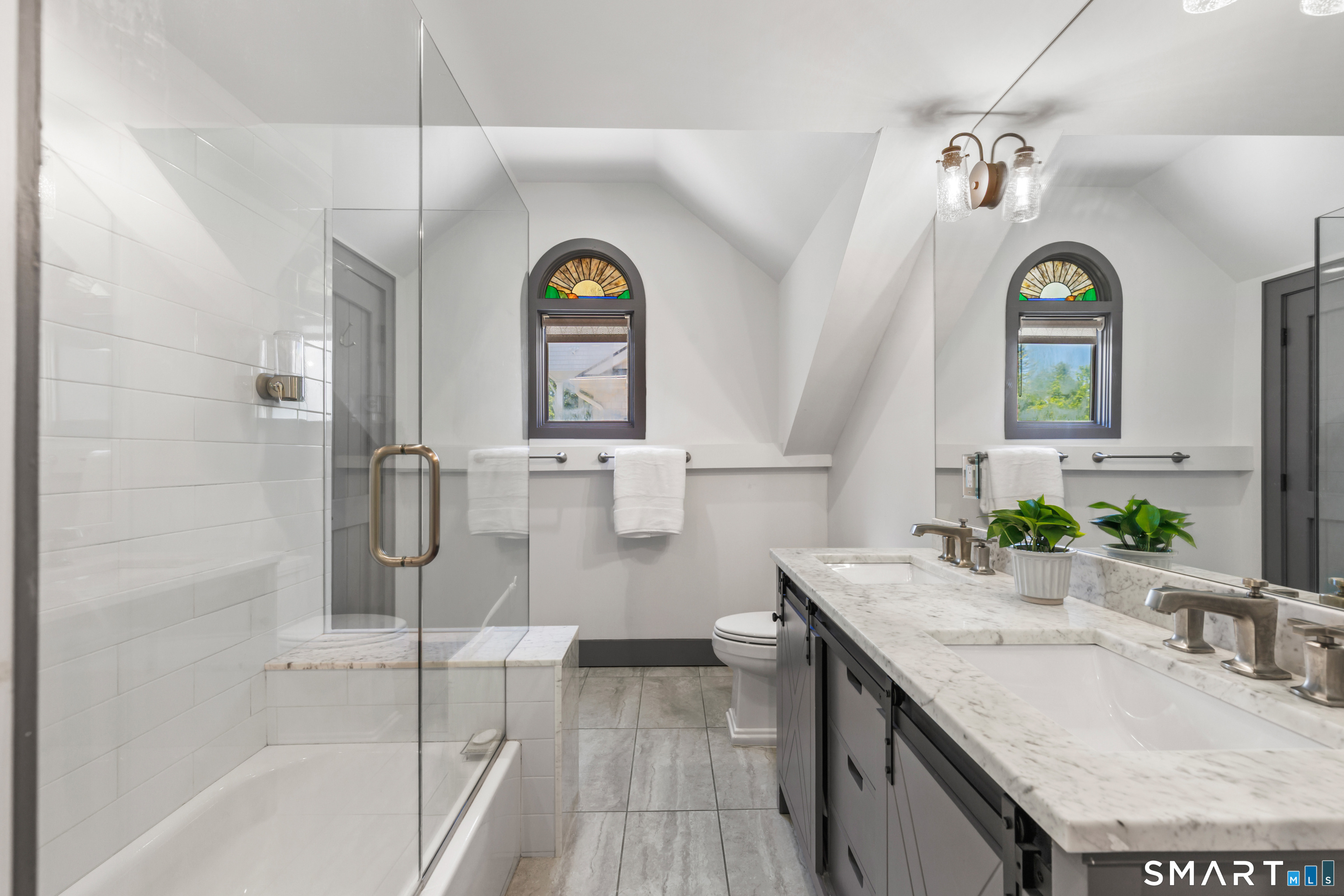 253 Tokeneke Road Darien, CT 06820 - Photo 17 of 25 Shared bathroom