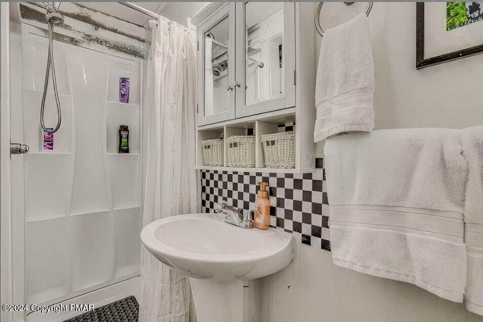 345 Scotrun Avenue Scotrun, PA 18355 - Photo 21 of 41 Primary Bath