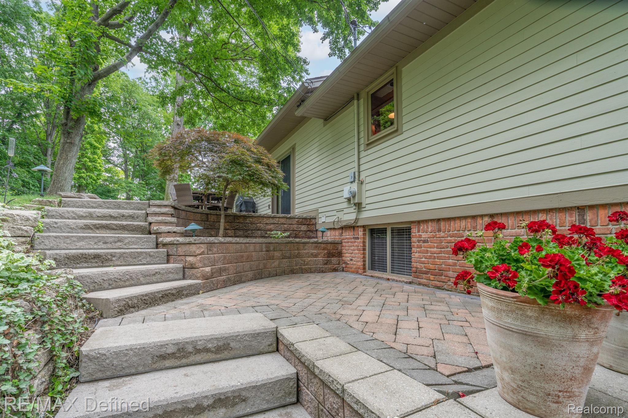 519 Campus Road Rochester, MI 48309 - Photo 28 of 32 Multi Level Patios