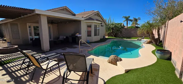 a view of a house with backyard