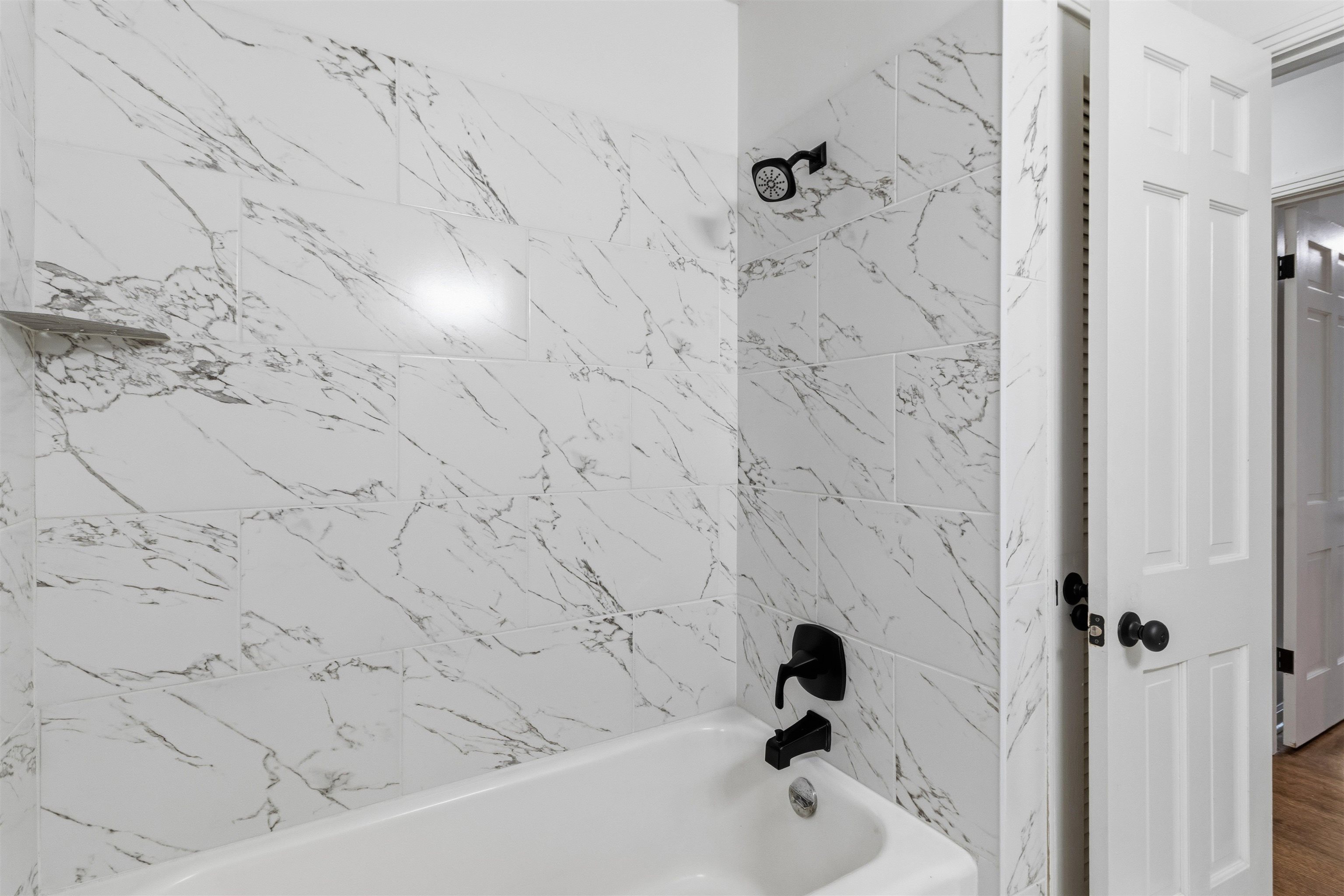 416 Rosser Road Memphis, TN 38120 - Photo 24 of 30 a bathroom with a bathtub