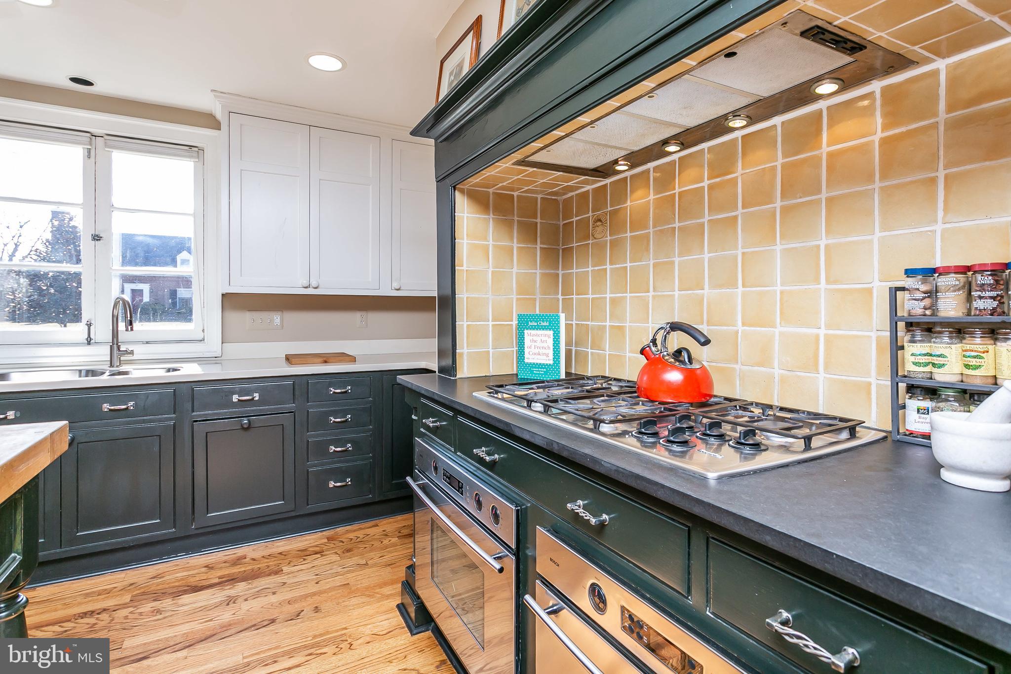 110 Churchwardens Road Baltimore, MD 21212 - Photo 11 of 32 Gas cooktop with 2 wall ovens