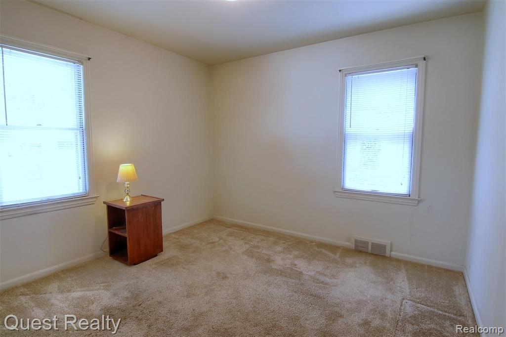 2132 Hampton Road Grosse Pointe Woods, MI 48236 - Photo 16 of 29