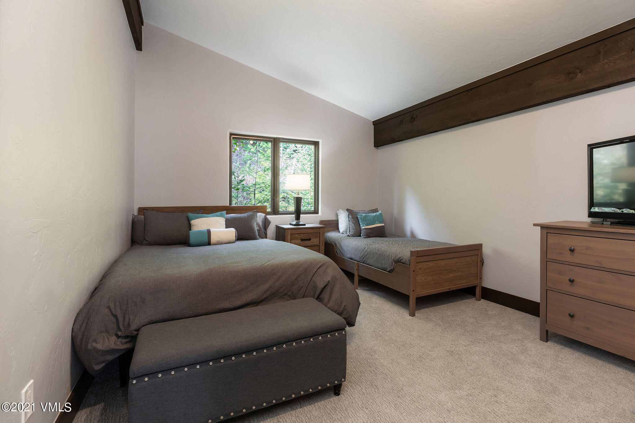 1074 Eagle Drive Eagle-Vail, CO 81620 - Photo 18 of 30 a living room with furniture and a flat screen tv