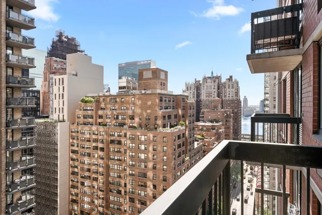 $628,000 | 250 East 40th Street, Unit 21C | Murray Hill