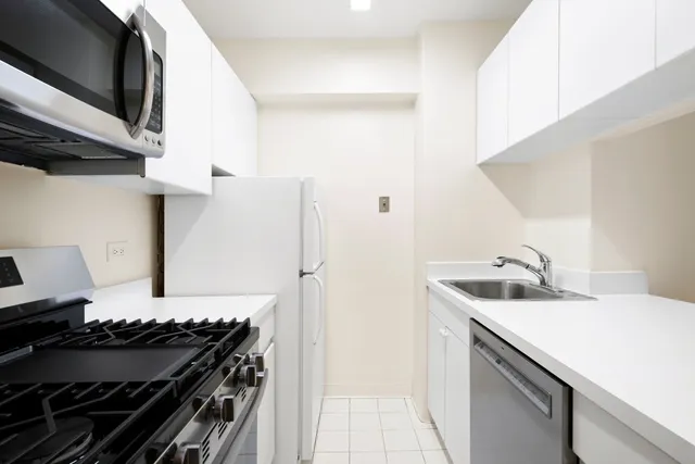 $628,000 | 250 East 40th Street, Unit 21C | Murray Hill