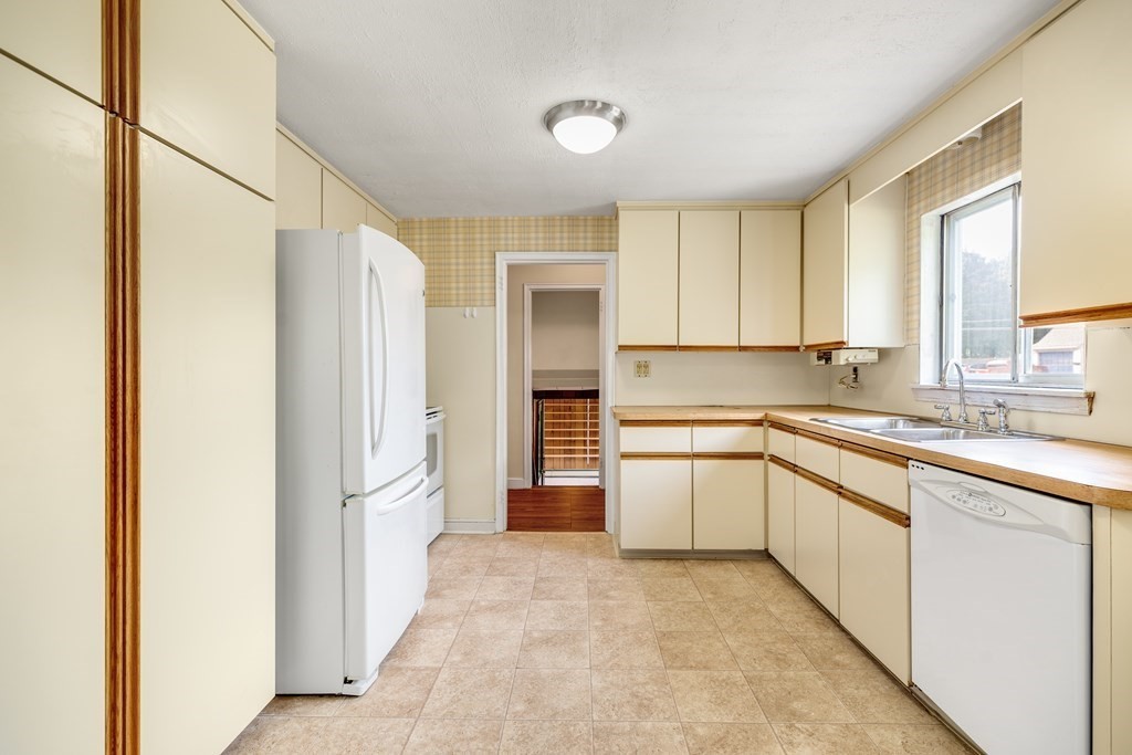 33 Gregory Road Framingham, MA 01701 - Photo 15 of 42