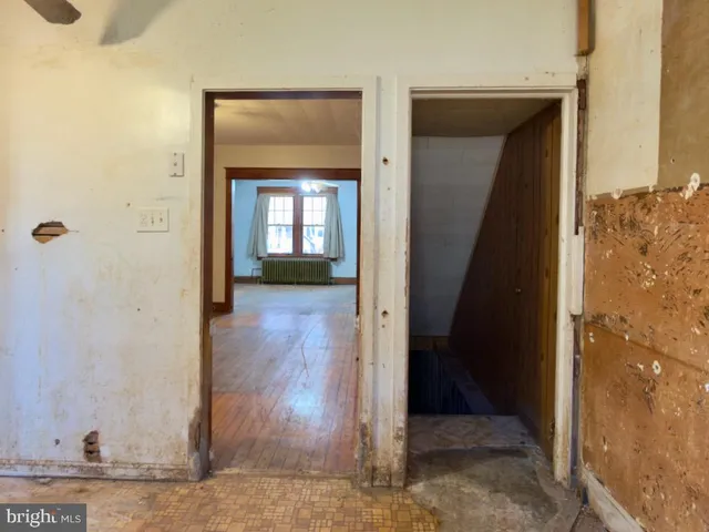 a view of room with ceiling fan